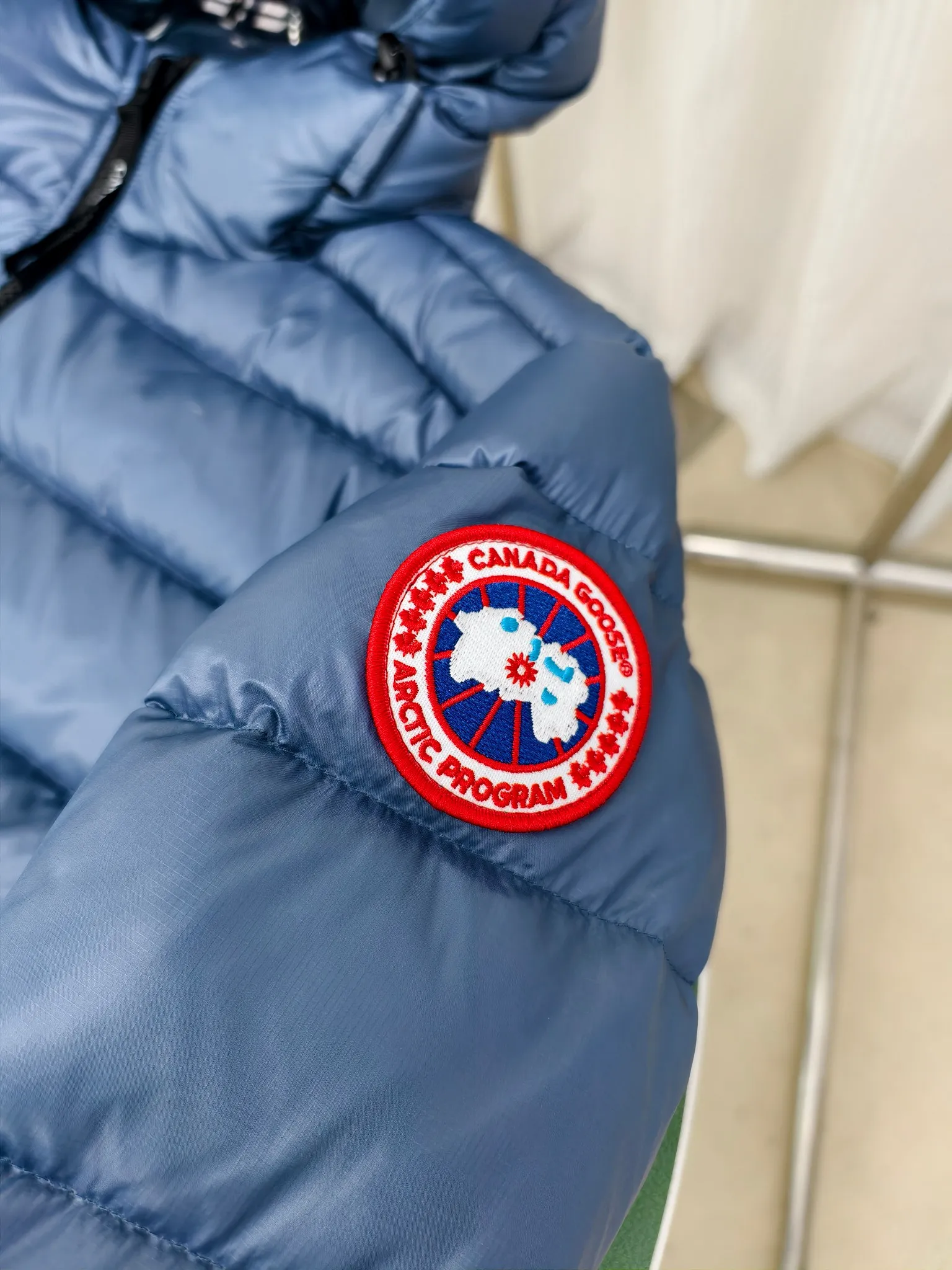 P860 ————2227MB model (high version) Canada goose Crofton hooded down jacket, this is a down jacket suitable for late autumn and early winter: on cold, rainy mornings, it can be used as a layer of warmth inside the rainproof jacket, and can be worn alone in the late autumn and early winter with a little bit of coolness. Filled with white duck down. The Crofton Hooded Jacket is a versatile, lightweight and versatile piece that even packs itself in for easy transport. The inner layer has removable elastic straps, making the jacket easy to carry on the shoulder and hands-free. 2 zippered hand pockets with fleece fabric on the knuckle side for softness and warmth. Color: black with black label, black with red label, ocean blue, superoxide blue, silver birch red label, silver birch black label Size: XS-2XL